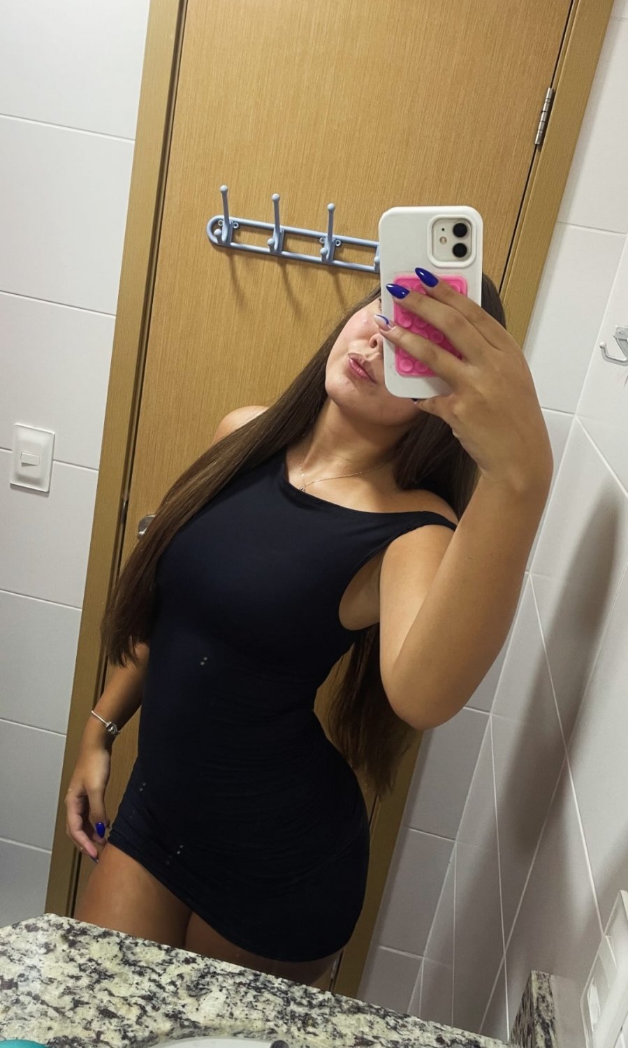 Gorgeous brunette girl #J34YgGAW